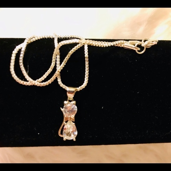 Cubic Zirconia Cat Shaped Pendant &Silver BoxChain - Picture 1 of 3